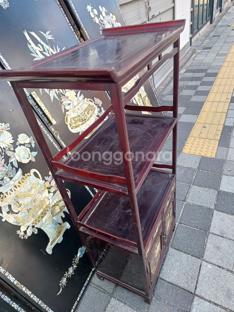 오래된초크색 특이하게 만들어진 자개 장식장.--3