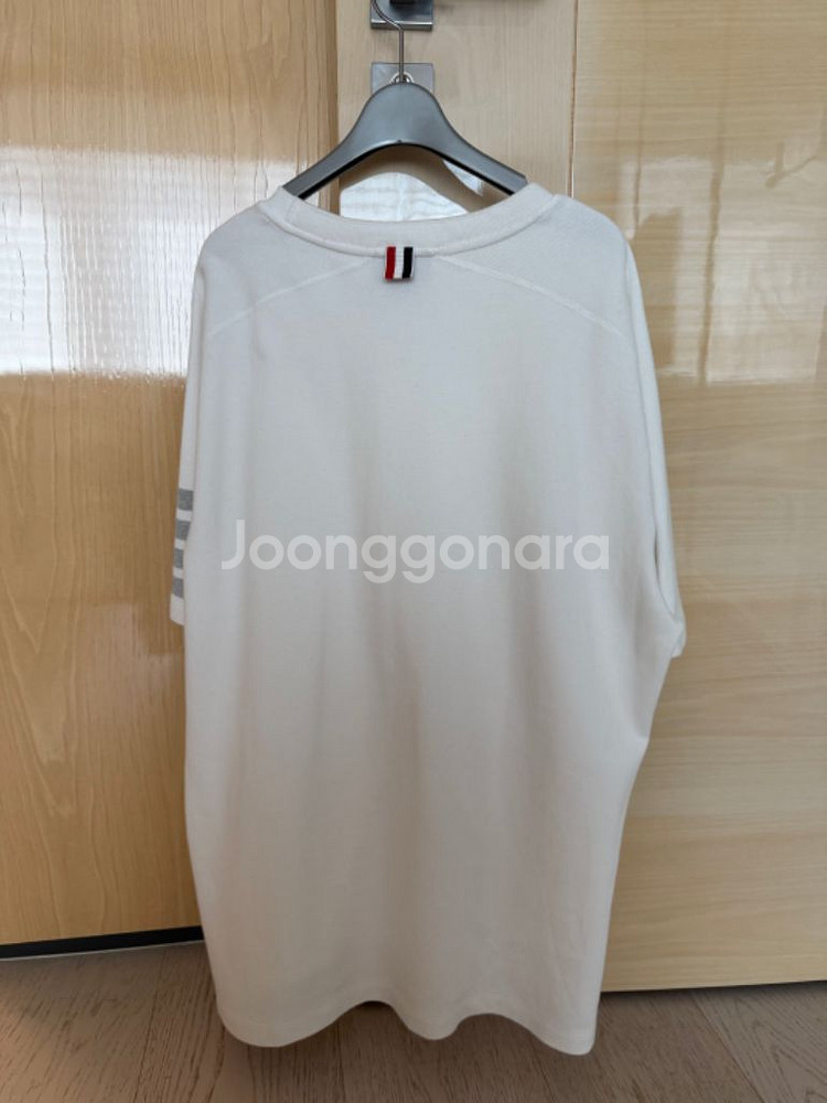 톰브라운 화이트 사선 완장 반팔--1