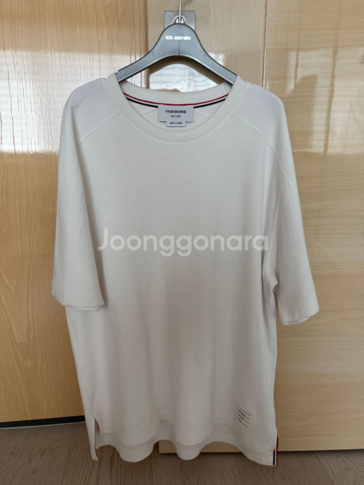 톰브라운 화이트 사선 완장 반팔--0