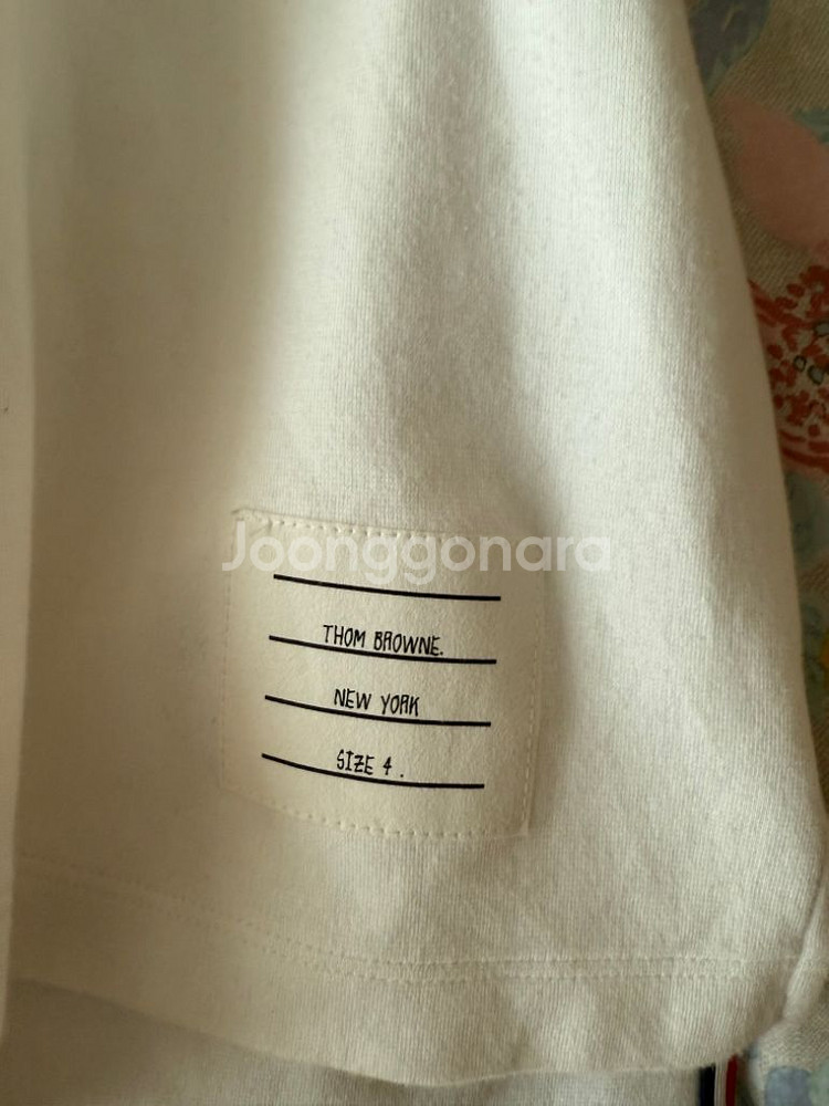 톰브라운 화이트 사선 완장 반팔--4