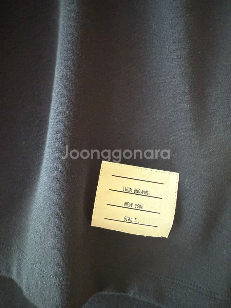 톰브라운 네이비 사선 완장 카라 반팔--3