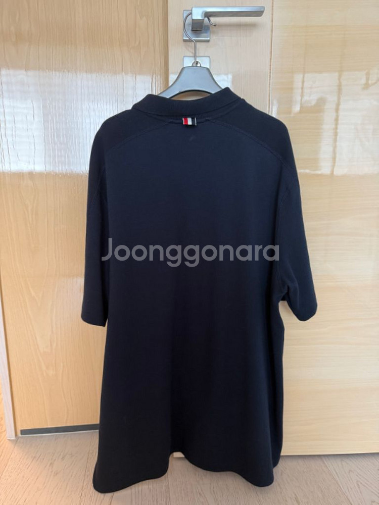 톰브라운 네이비 사선 완장 카라 반팔--1