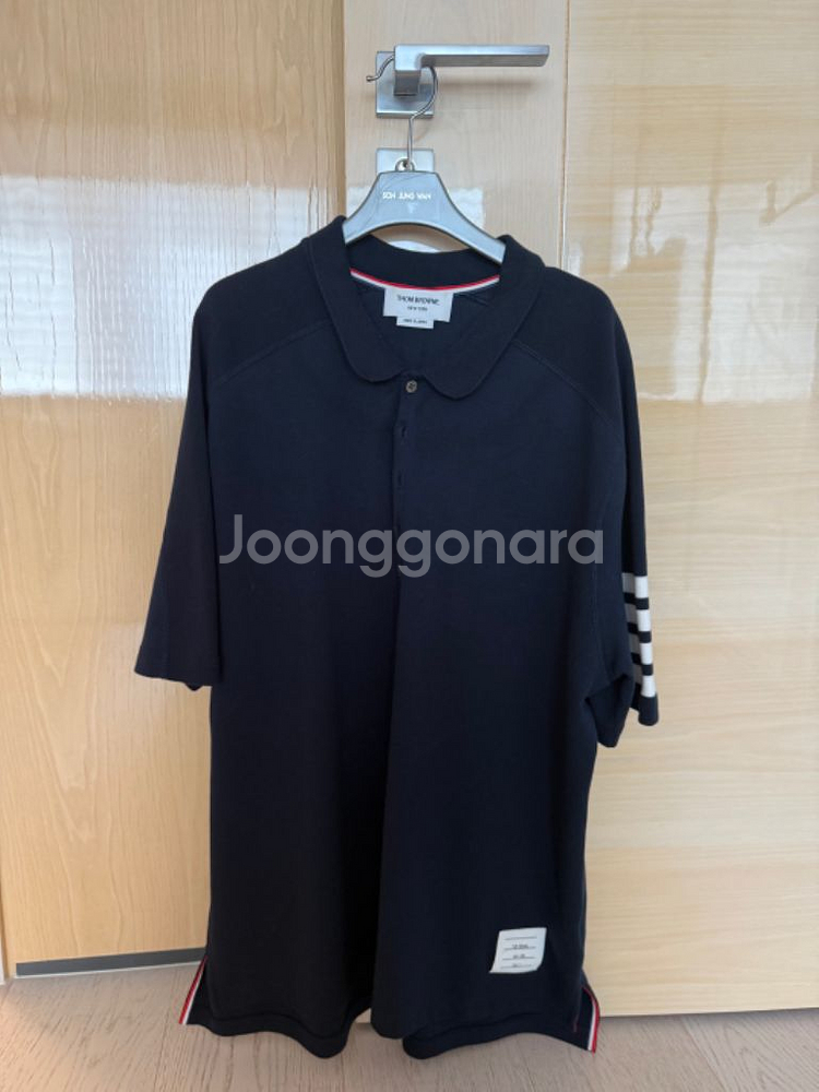 톰브라운 네이비 사선 완장 카라 반팔--0