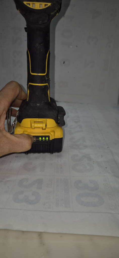 디월트 충전 해머 드릴 DCD796 18V 배터리포함 이미지