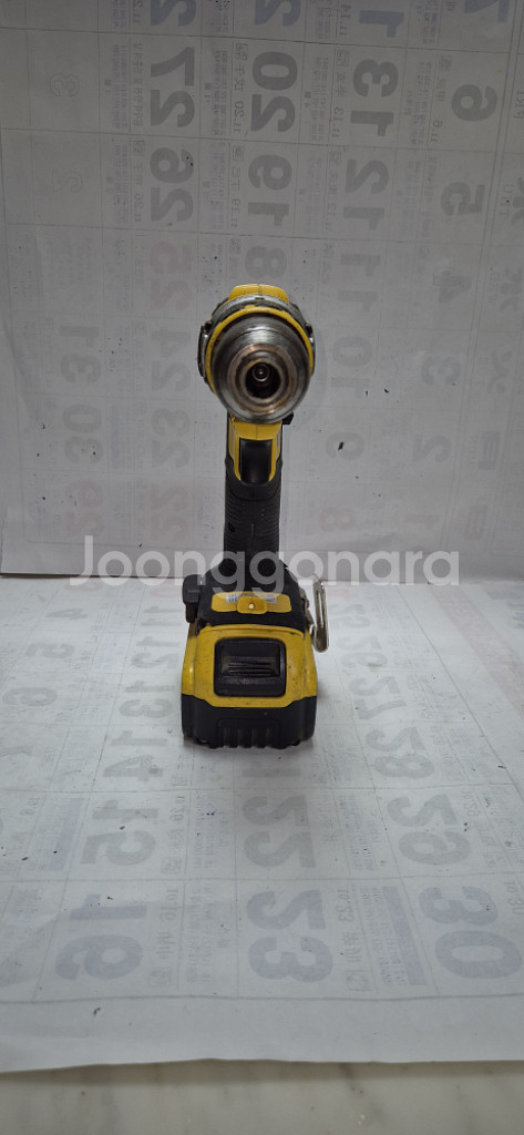 디월트 충전 드릴 DCD790 18V 브러시리스 드릴배--1