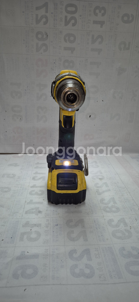 디월트 충전 드릴 DCD790 18V 브러시리스 드릴배--2