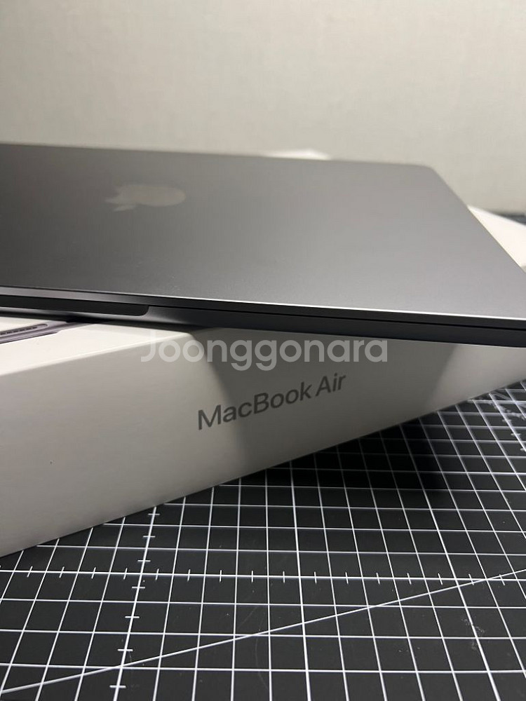 맥북에어 M2 스페이스그레이 13인치 팝니다.--1