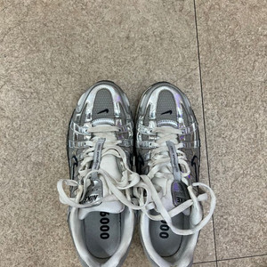 나이키 p6000 메탈릭실버 265