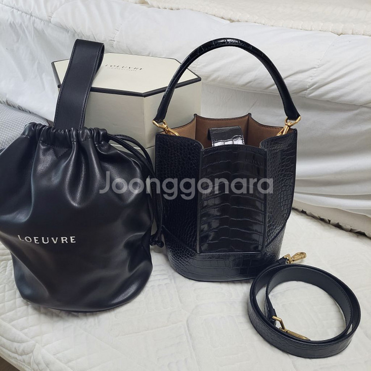 루에브르 삭드 뤼미에르 악어패턴 블랙버킷백--5