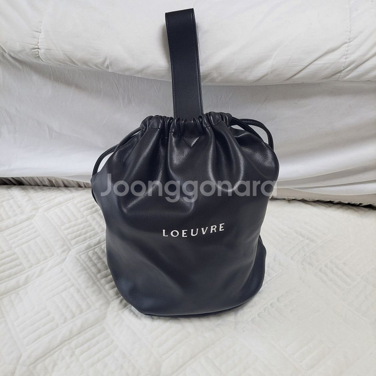 루에브르 삭드 뤼미에르 악어패턴 블랙버킷백--6
