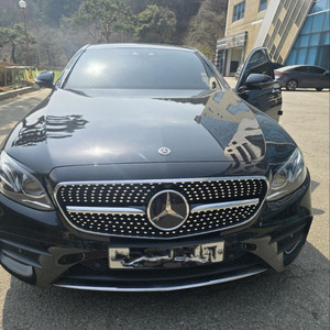 벤츠E350 4 matics 블랙에 브라운시트