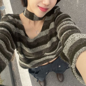 더라크림앤드유어러브라운드넥 스트라이프 니트