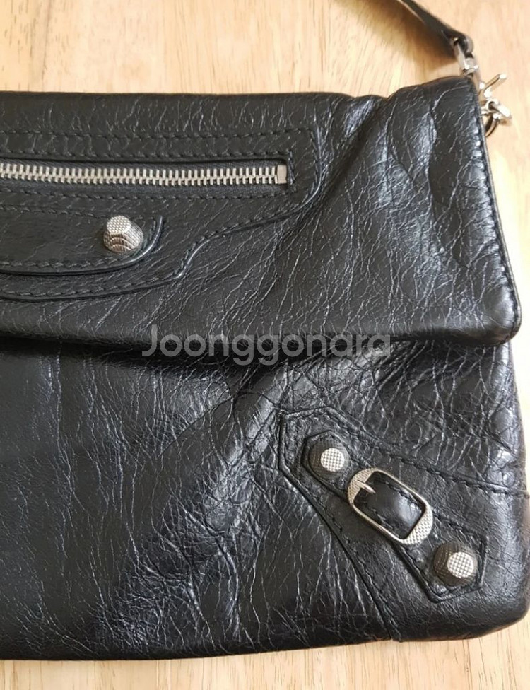 발렌시아가 자이언트 언벨롭 크로스 클러치백--1