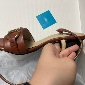 아떼 바네사브루노 230 샌들