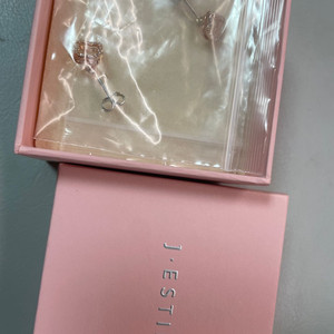 제이에스티나 귀걸이