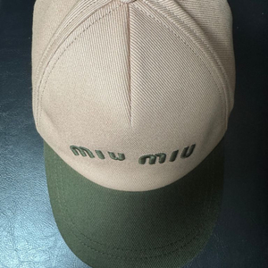 미우미우 볼캡