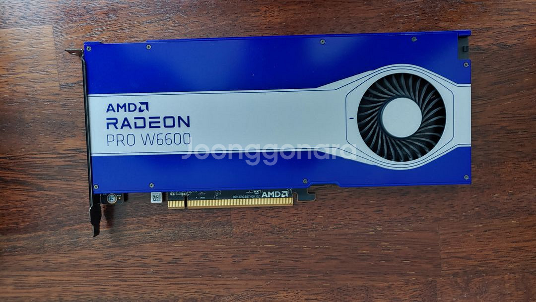 라데온 프로 W6600 그래픽카드--2