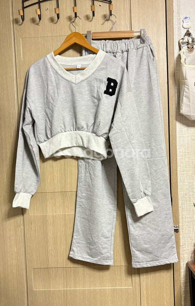 B패치 크롭브이넥 일자트레이닝팬츠 세트--0