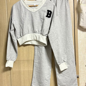 B패치 크롭브이넥 일자트레이닝팬츠 세트