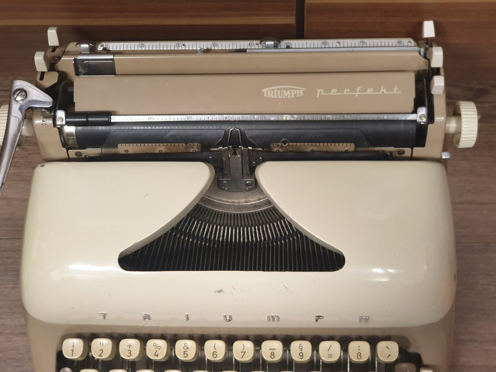 빈티지 트라이엄프 퍼펙트 타자기 이미지
