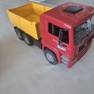 브루더 MAN 덤프차와 LIEBHERR 포크레인 판매합