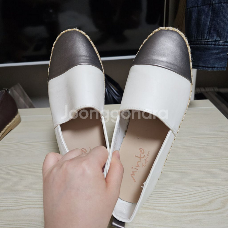 화이트, 브라운 배색 단화 2개 38(240mn)--4