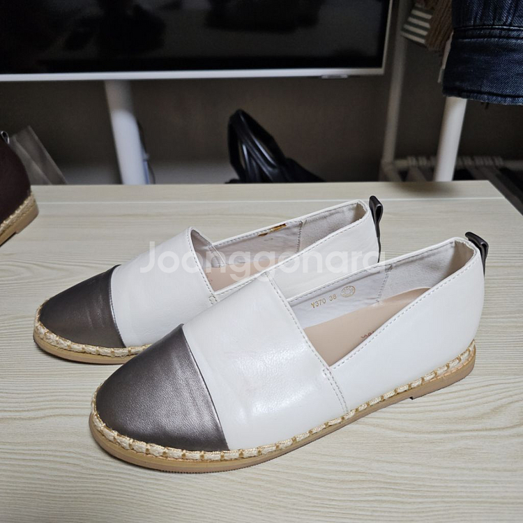 화이트, 브라운 배색 단화 2개 38(240mn)--0