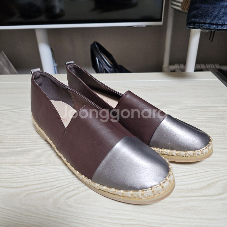 화이트, 브라운 배색 단화 2개 38(240mn)--1