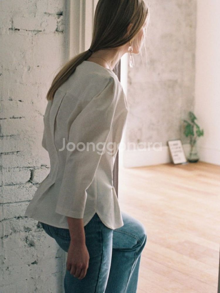 (새상품)노미나떼 버튼 다트 블라우스--1