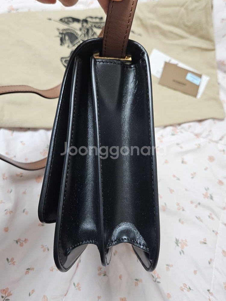 버버리 크로스백--5