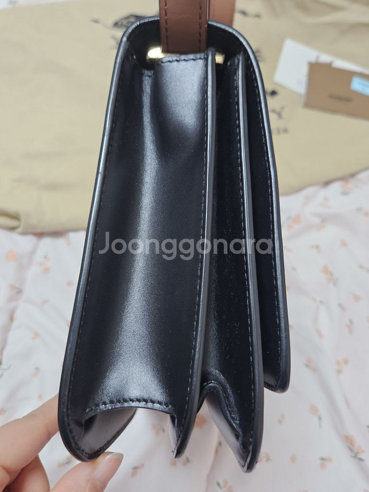 버버리 크로스백--7