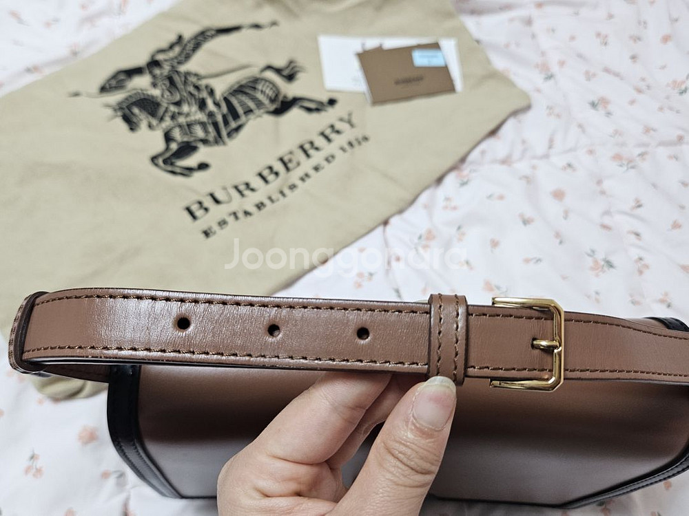 버버리 크로스백--8