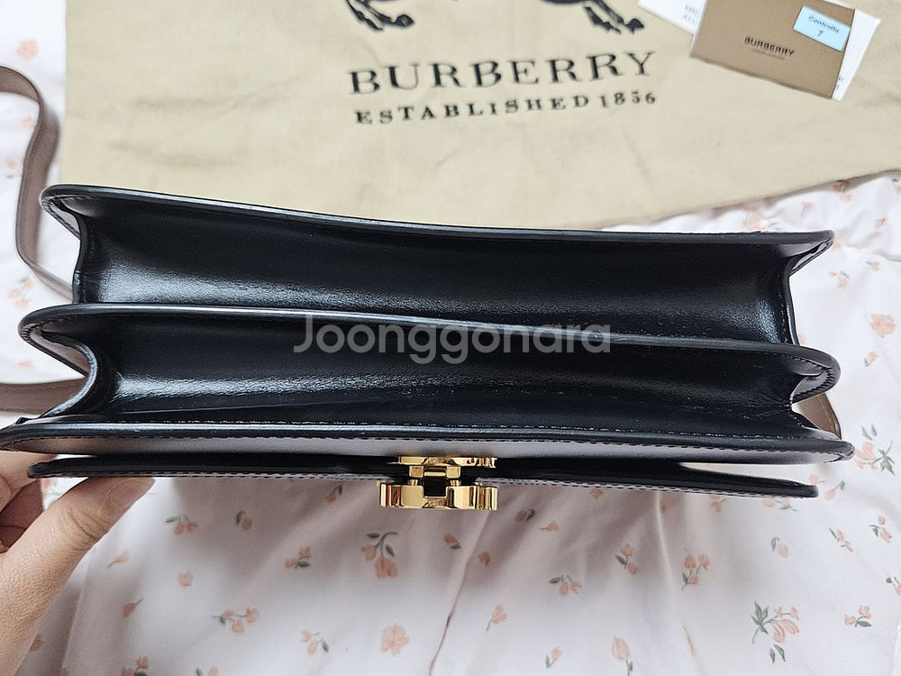 버버리 크로스백--6