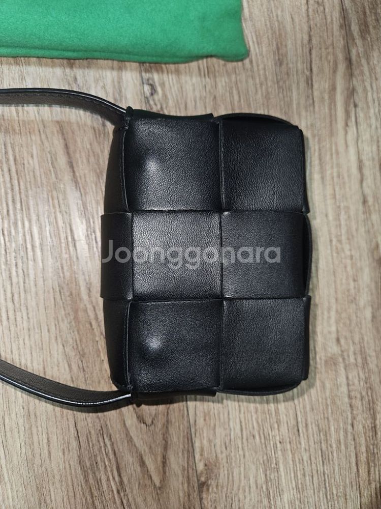 보테가베네타 미니 카세트백 무광 블랙--2