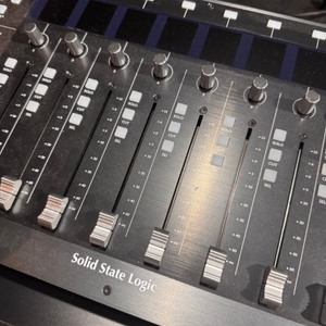 SSL UF8 DAW 컨트롤러