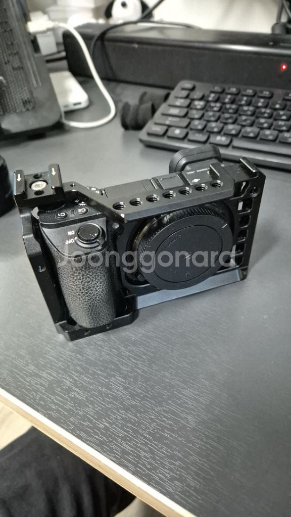sony a6500 바디 + 케이지 + 배터리 2개--0