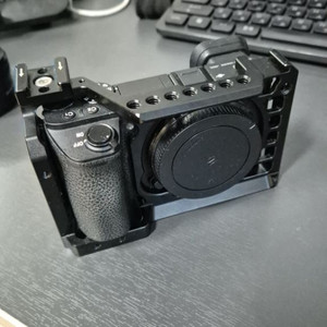 sony a6500 바디 + 케이지 + 배터리 2개