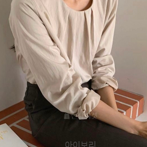 (F) 플리츠 라운드넥 실키 블라우스 베이지 한번 착용