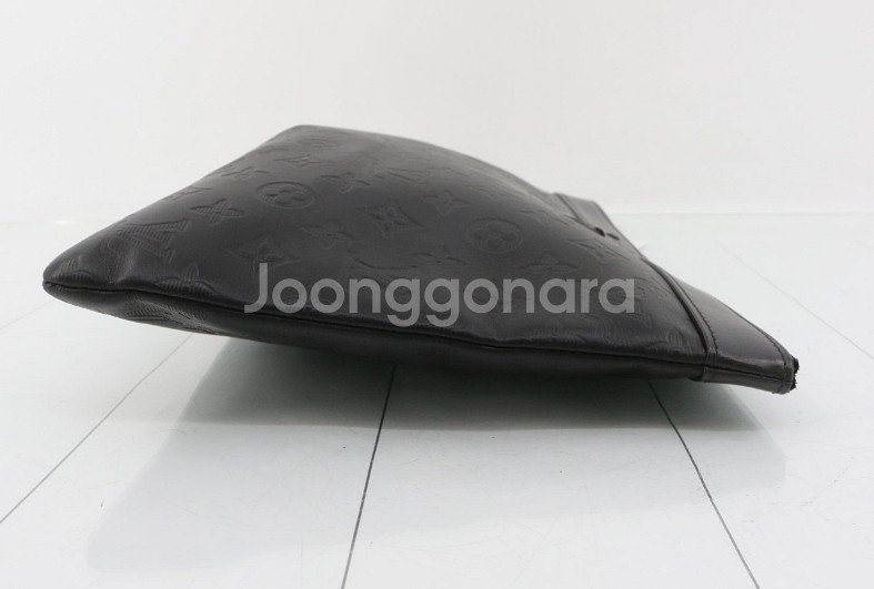 루이비통 쉐도우 모노그램 포쉐트 클러치--2
