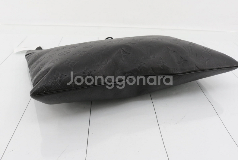 루이비통 쉐도우 모노그램 포쉐트 클러치--4