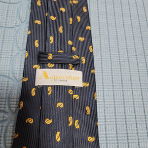 아쿠아스큐텀 넥타이