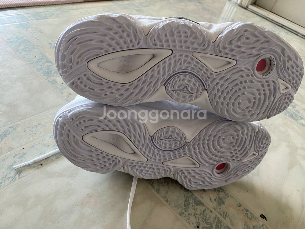 미즈노 웨이브 모멘텀3 V1GC231751 260--2