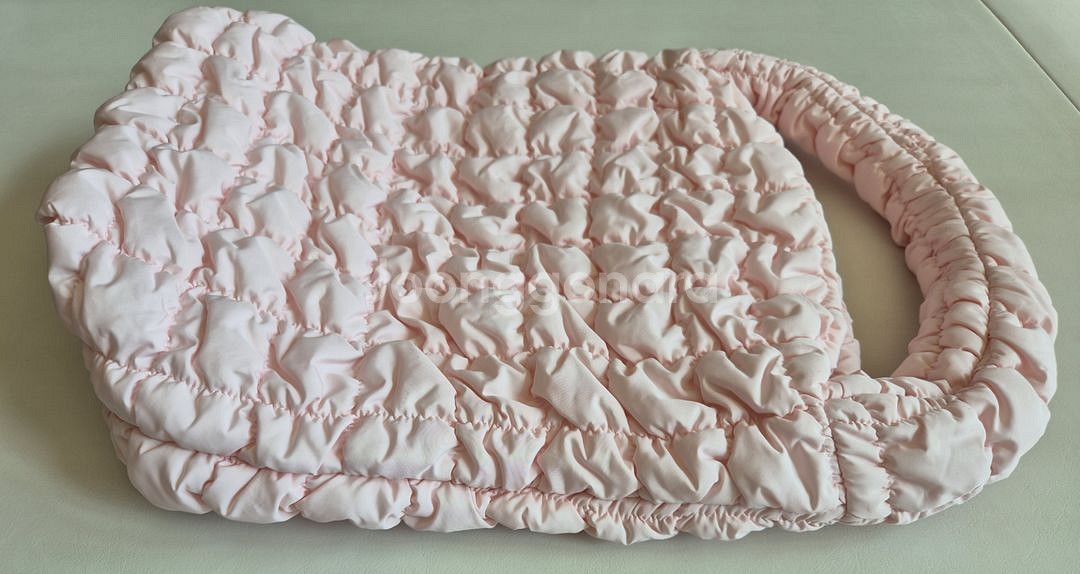 코스 미니 퀼티드 토트백 라이트 핑크--3