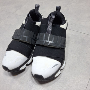 스파이더 블랙위도우 런 런닝화 230