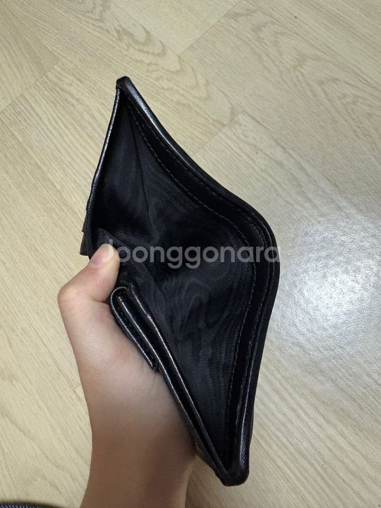 미우미우 마테라쎄 나파 가죽 반지갑 블랙--4