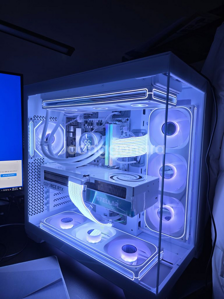 9800X3D 5080 화이트 새상품--1