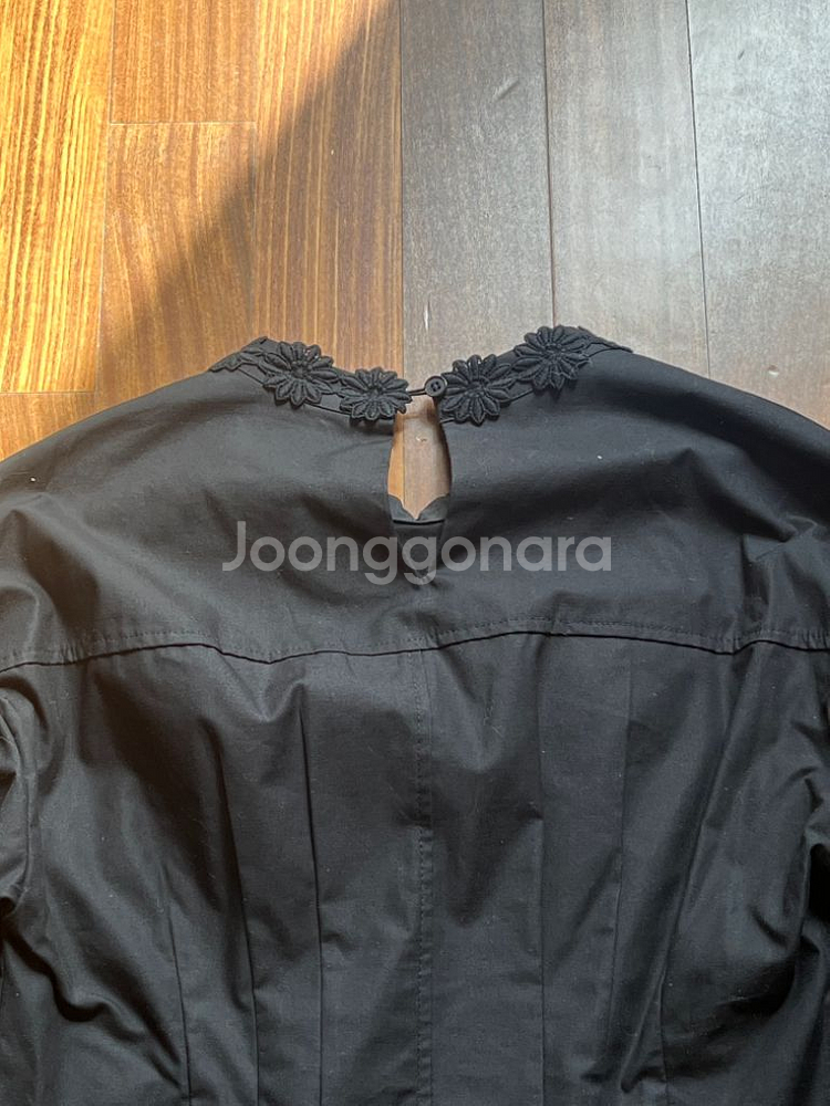 패브릭컬러지 블랙 플라워 블라우스--7