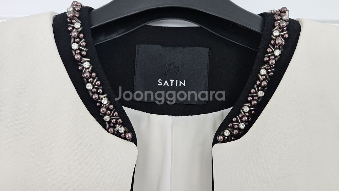 샤틴 숏자켓, 주름 스커트, 프릴 블라우스--1