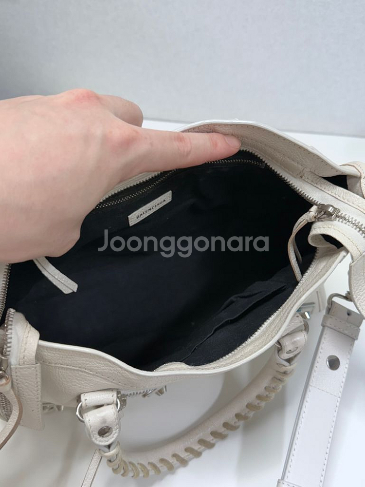(급매)발렌시아가 시티백 모터백 화이트 은장 미니--7
