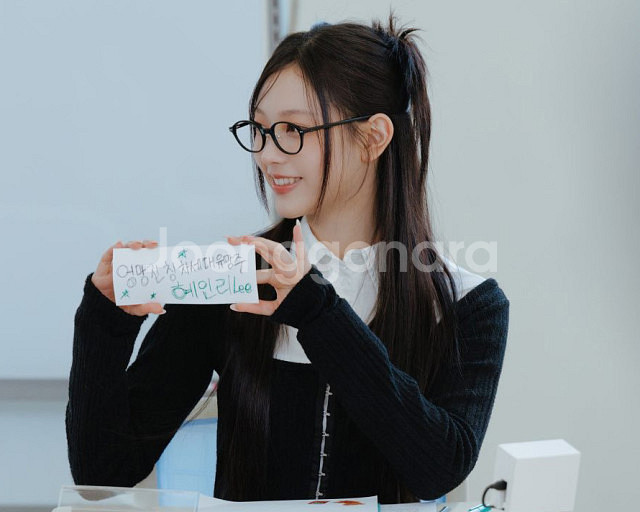 리가드 뿔테 뉴진스 안경 미우미우 선글라스 카린 아르노--2
